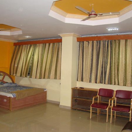 Sreeniketanam Lodge Madhavaram Bagian luar foto