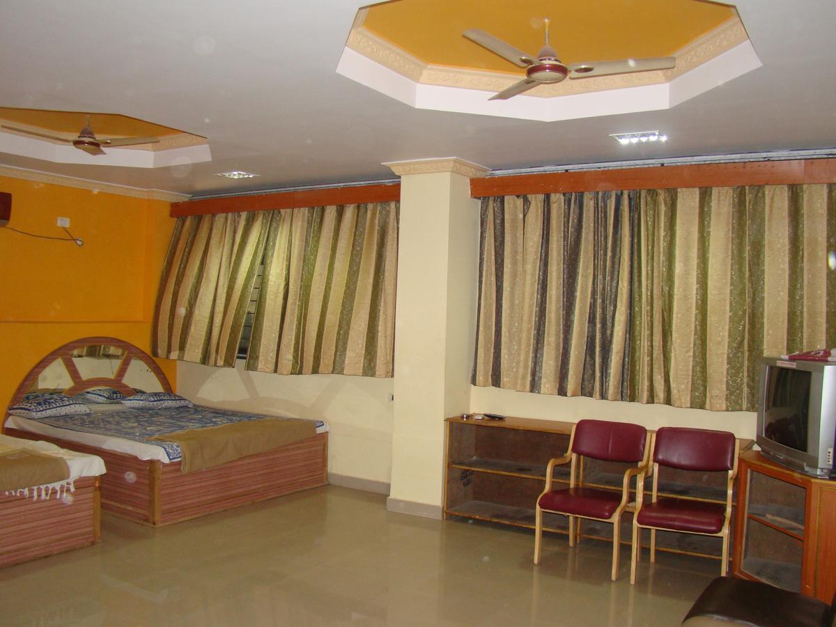 Sreeniketanam Lodge Madhavaram Bagian luar foto