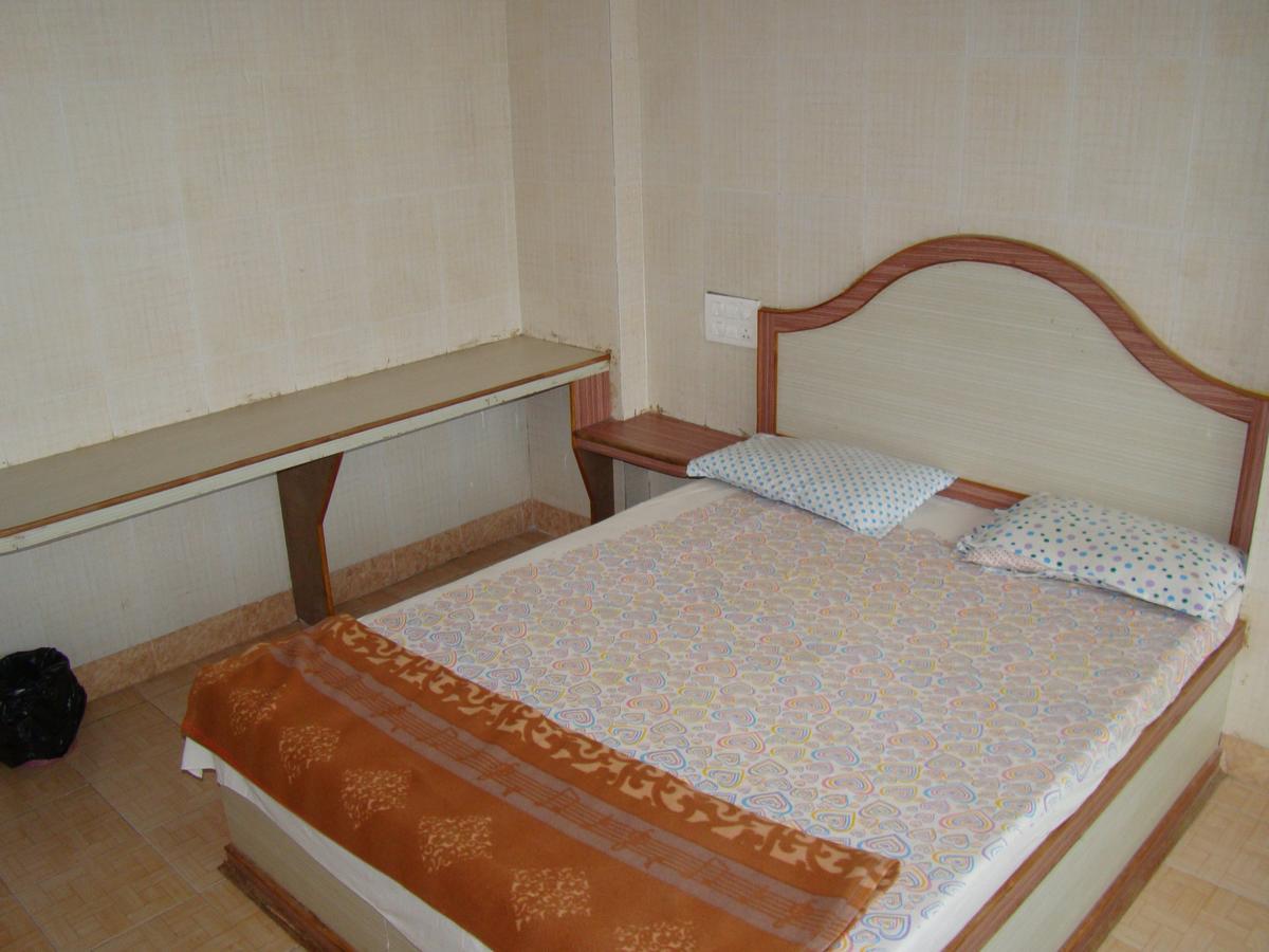 Sreeniketanam Lodge Madhavaram Bagian luar foto