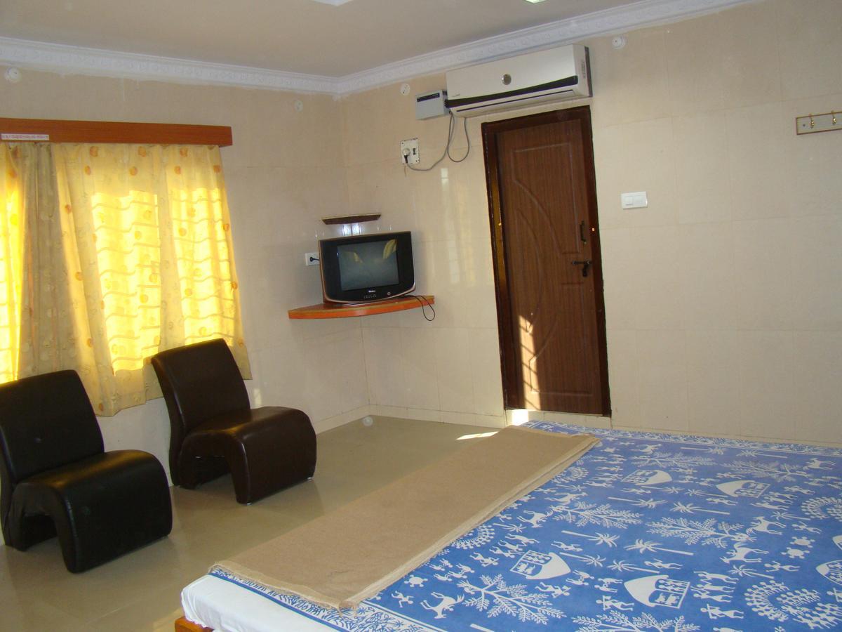 Sreeniketanam Lodge Madhavaram Bagian luar foto