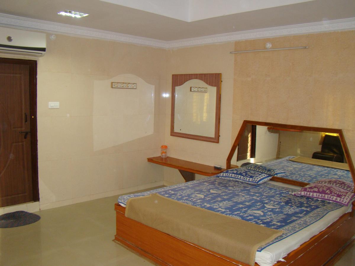Sreeniketanam Lodge Madhavaram Bagian luar foto