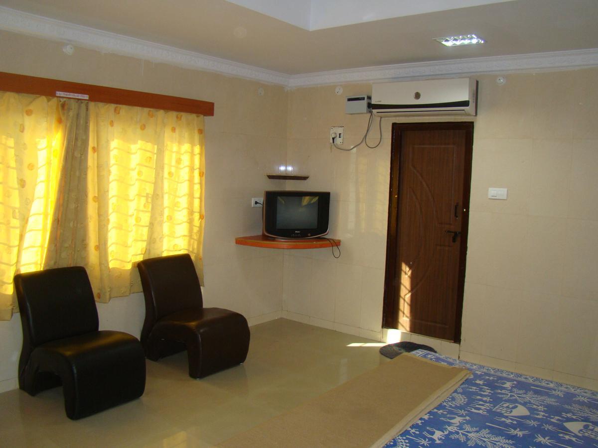 Sreeniketanam Lodge Madhavaram Bagian luar foto