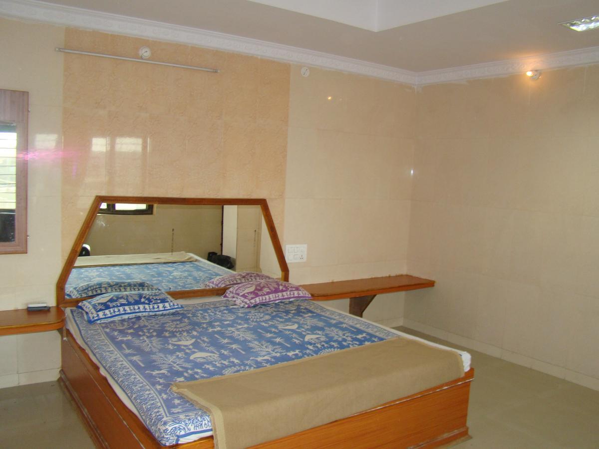 Sreeniketanam Lodge Madhavaram Bagian luar foto